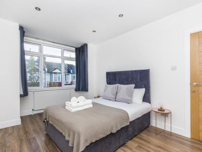 Pass the Keys Modern and Spacious 4Bedroom house in the heart of Tooting Images_4