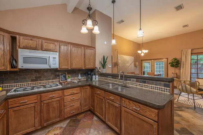 New Comfy stylish Home w/ fast wifi & Backyard Images_1