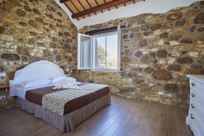 L A Apartments - private jacuzzi Images_5