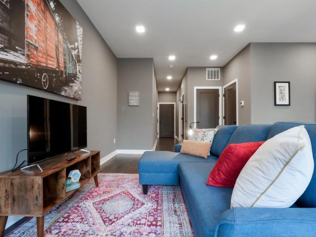 1 Bedroom Luxury Condo 10 Minutes from First Energy Stadium D4 Images_3