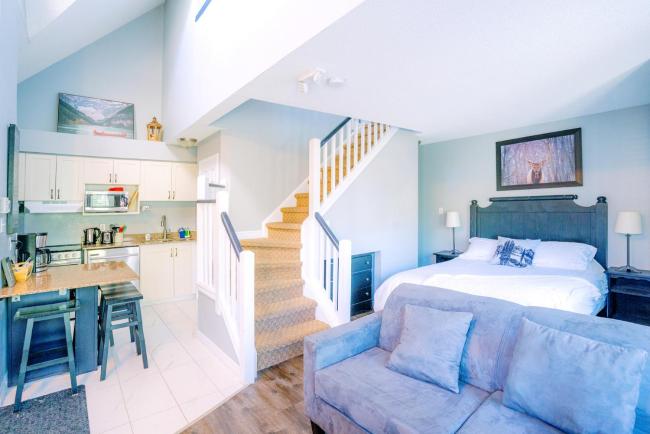 Gorgeous Loft in the Heart of Blue Mountain Images_5