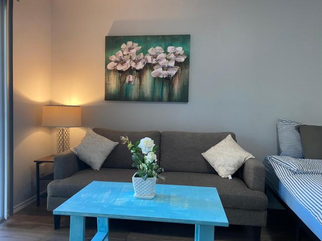 Guest suite with patio that backs onto greenbelt Images_4