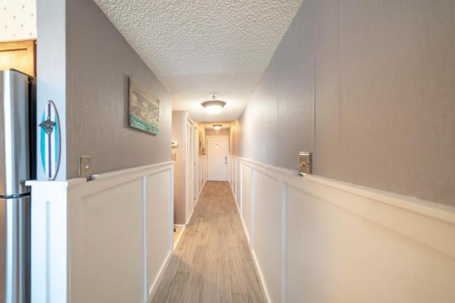 One-bedroom oceanfront condo with lots of updates, tasteful dcor and paint colors Ocean Inn - 404 Images_5