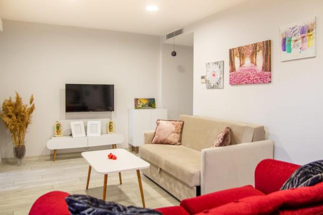 Flat with Shared Pool Close to the Beach in Cesme Images_5