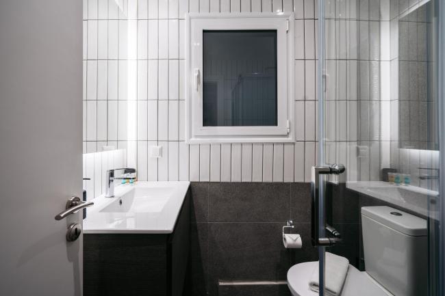 Modern & spacious apartment with a lovely patio Images_5