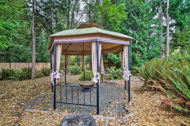 Spacious Kent Getaway with Yard, Deck and Grill! Images_2