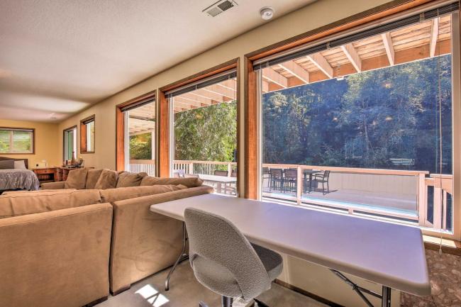 Spacious Kalama Studio with Riverfront Deck! Images_5