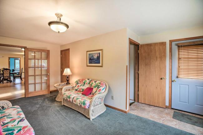 Eagles View with Game Room - Walk to River! Images_5