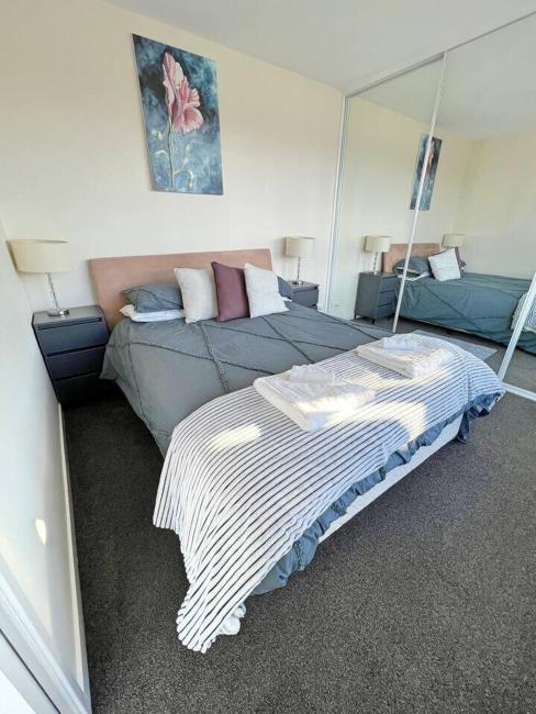 Spacious & High in the Skyplaza - 1bd 1bth Apt Images_2