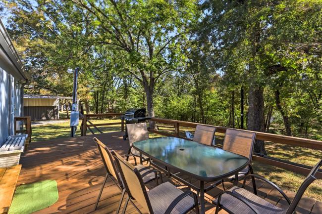 Charming Home with Deck and Yard - 1 Mi to Lake Texoma Images_2