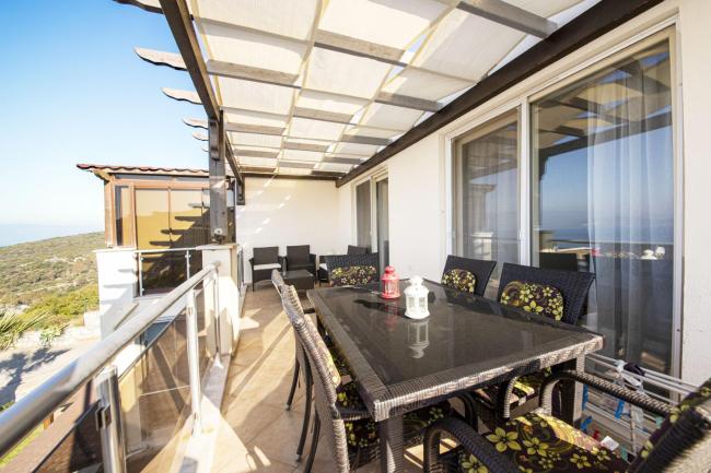 Sleek Flat with Private Beach and View in Milas Images_4