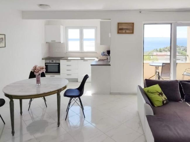 Modern apartment in Makarska with shared pool Images_1