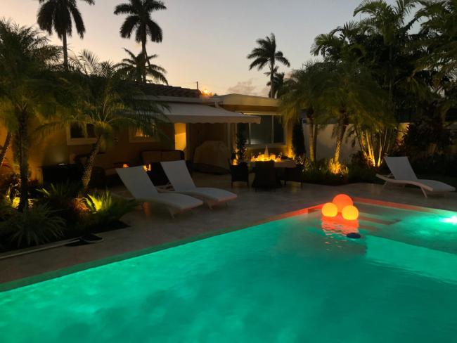 Private bedroom & den suite with shared pool & tropical garden Images_5