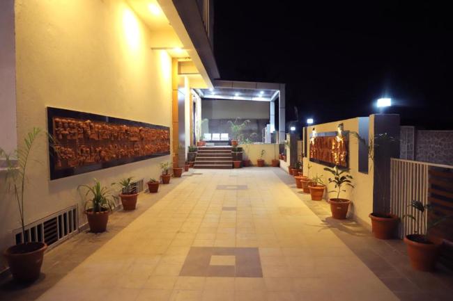 Hotel The Golden Palms ( A unit of MGR Hotels & Resorts) Images_5
