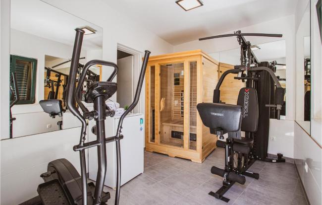 Awesome Home In Dugi Rat With Jacuzzi, Sauna And Wifi Images_4