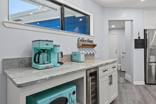 Blue Lagoon with Private Pool, Screened Porches off Suites, 2 Blocks to Beach Images_1