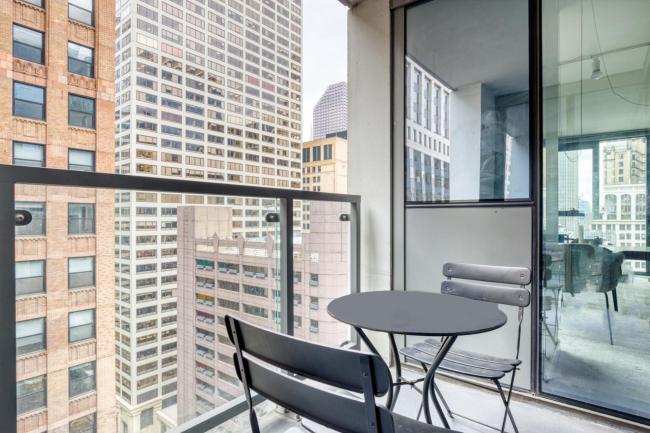Loop 1BR w Gym Pool Lounge 1 block from L CHI-599 Images_5