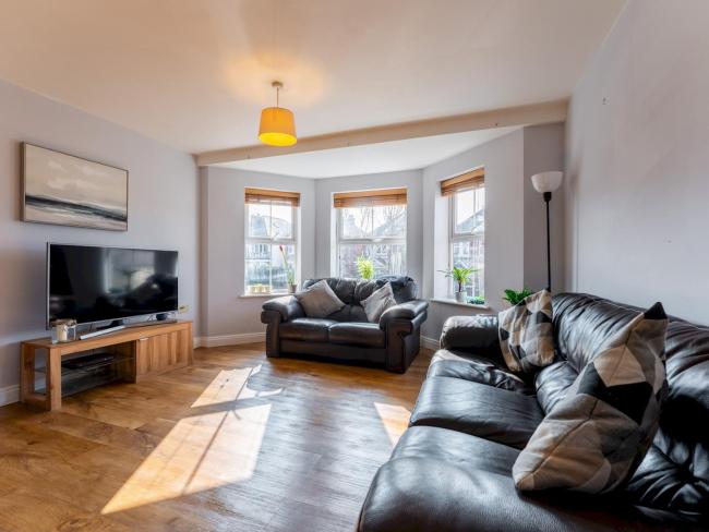 Pass the Keys 56 Southbourne Spacious Apartment with Parking Images_3