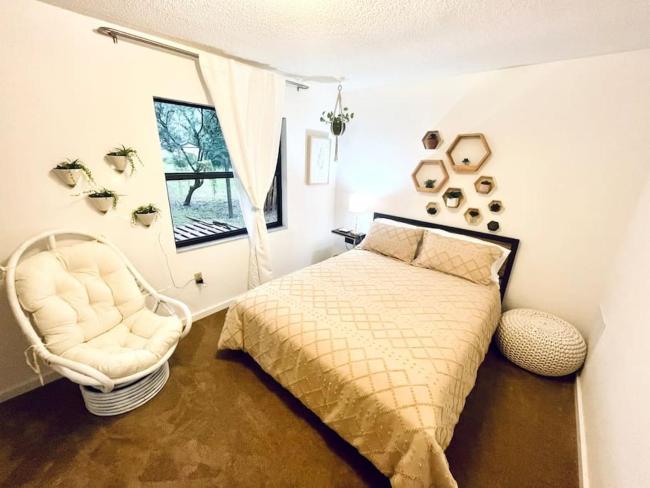 Creekside Home: 4m to #1 Beach with Pig Images_1