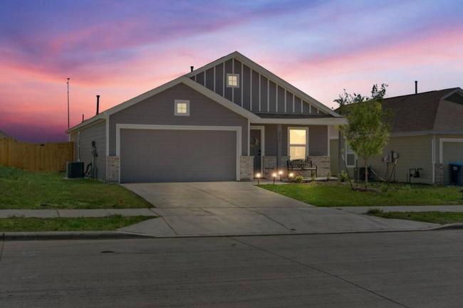 Cozy Smart Home with Pool & Gym Images_3