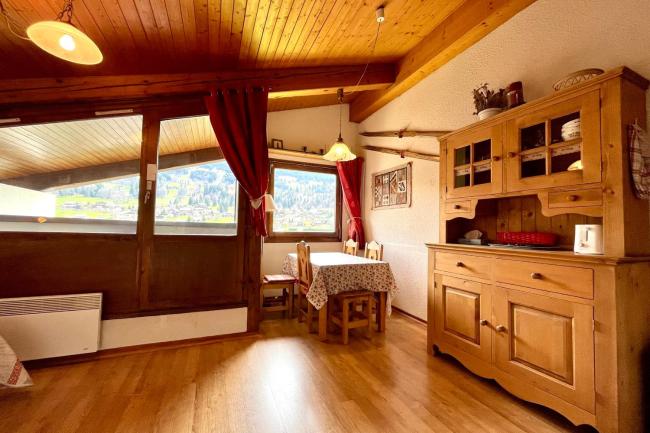 Bright studio with view on the green needle Images_1