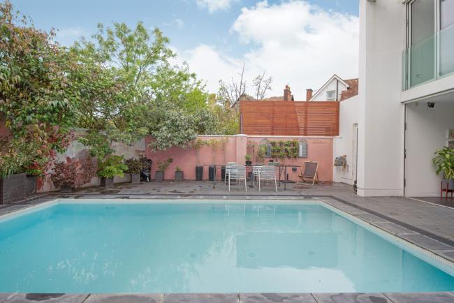 Studio for 3 with a private balcony in a Cubic house with outside pool Images_2