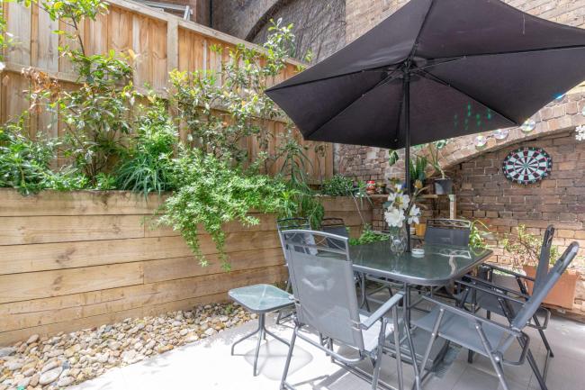 2 BD Apt with Large Courtyard near The Star Casino Images_3