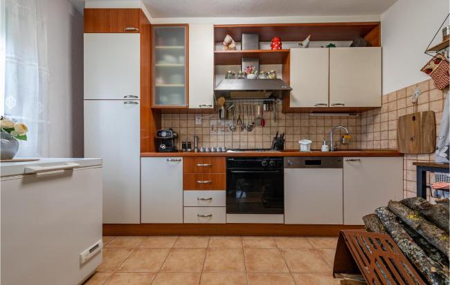 Stunning home in Dobroselo with Jacuzzi, 3 Bedrooms and WiFi Images_3