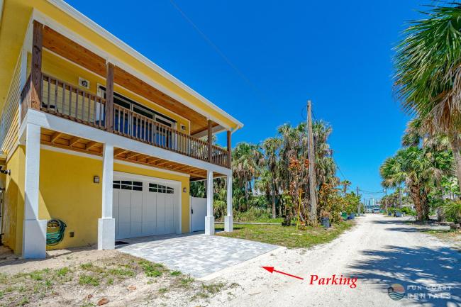 Guesthouse Loft STEPS from the Beach with Balcony and Barbecue Grill Images_2