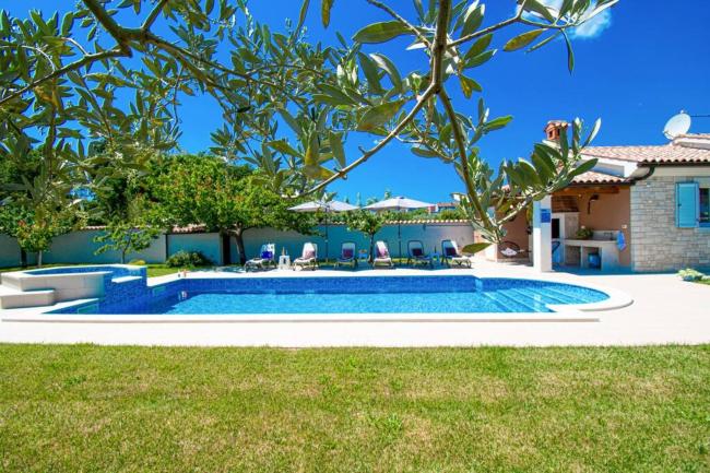 Charming Villa with Pool and Jacuzzi Images_1