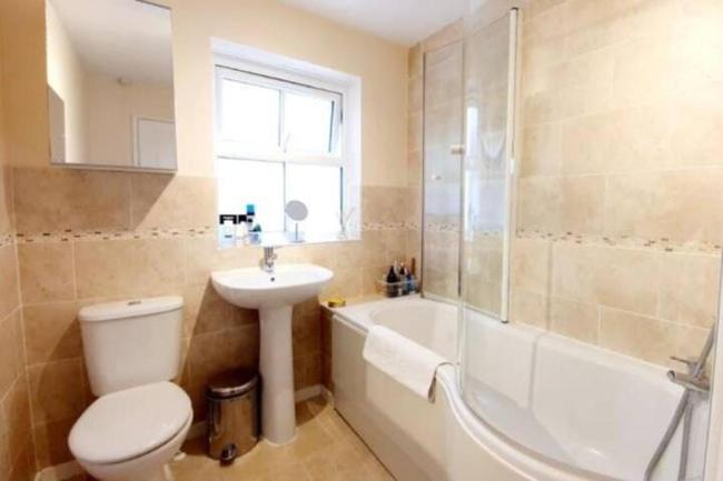 1 Double room in a quiet cul de sac classy area in a shared house Images_2