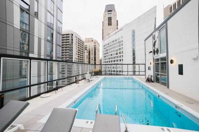 20th Floor Gold Coast Lux Apt w/ Pool and Gym Images_2