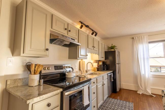 Rising On Main - Suite 200 Images_3