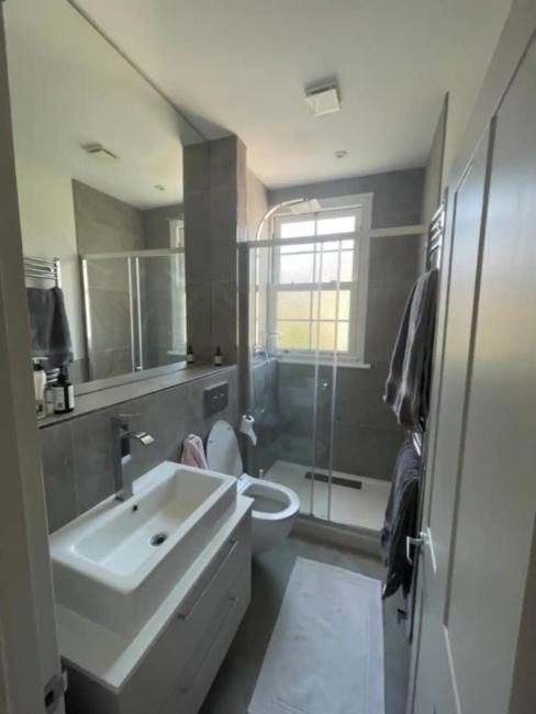 Stylish & Bright 3BD Flat with Balcony - Fulham Images_4