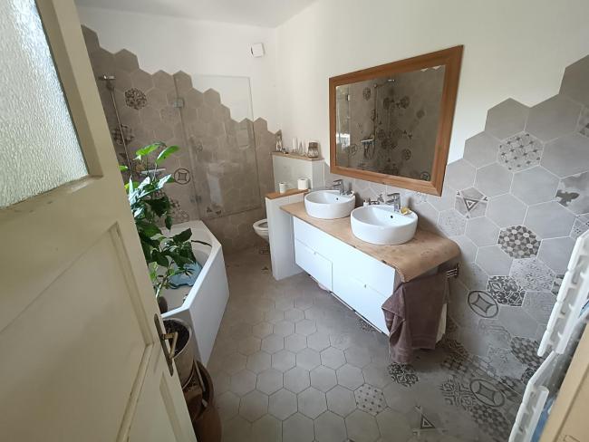EN Homestay with private top floor, 3 bedrooms, bathroom, kitchenette, host stays downstairs with a cat and small dog --- CZ Soukromé horní patro, 3 ložnice, koupelna, vařič, balkon - Přízemí sdílené s hostitelem, kočkou a malým psem - celý dům po domluvě Images_4