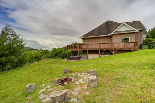 Classy Home with Hot Tub and Mt Jefferson Views! Images_1