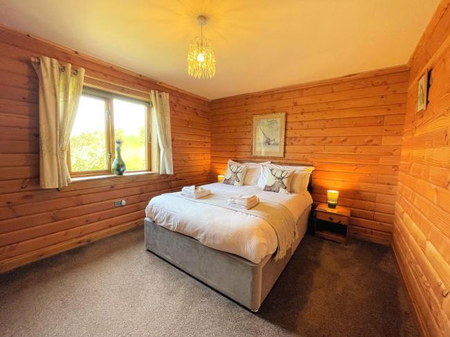 Pass the Keys Beautiful 2BR Beach Lodge Set In Stunning Gardens Images_4