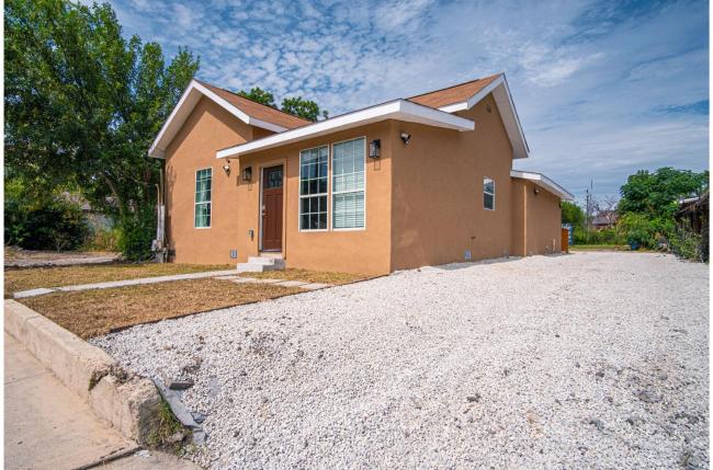 Charming 3BR2BA Gem Close to Downtown Riverwalk Images_2