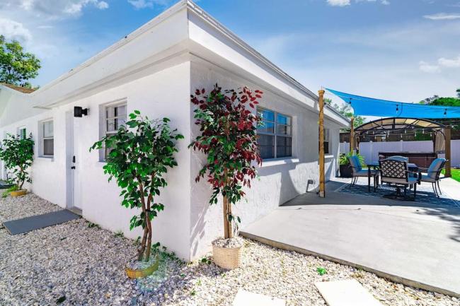 Renovated 3B 2BA, oasis yard Hot tub Images_5