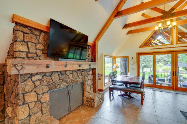 Waterfront Sunriver Home with Hot Tub and Fireplace! Images_3