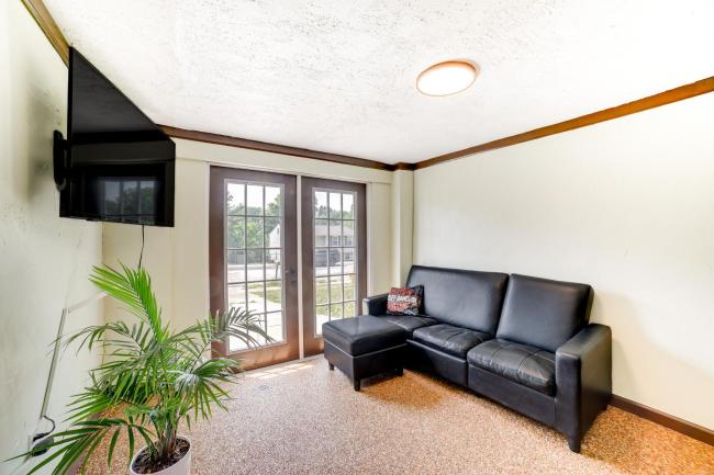 Aliquippa Studio with Smart TVs and Gaming Console! Images_3