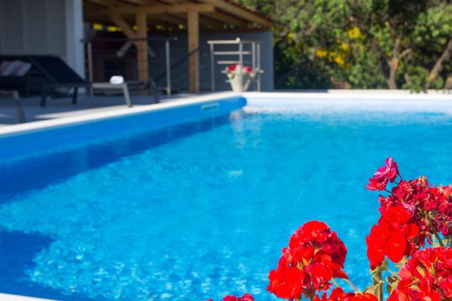 Luxury apartment with large pool and sea view Images_2