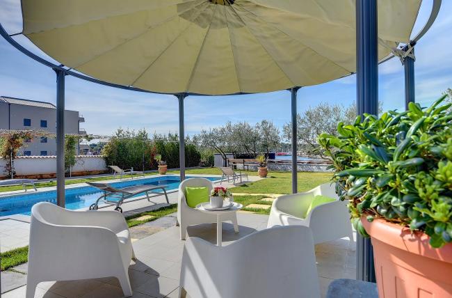 Seafront villa with pool with large garden exceptional location in the town of Pula Images_1