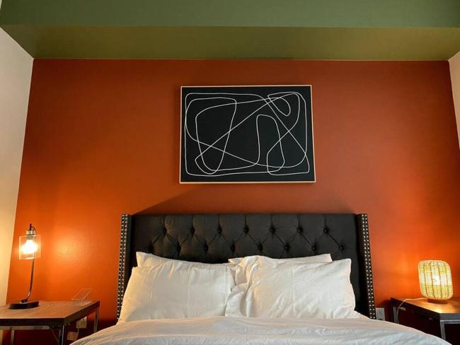 Charming & Elegant 2BR/2BA Unit Images_3