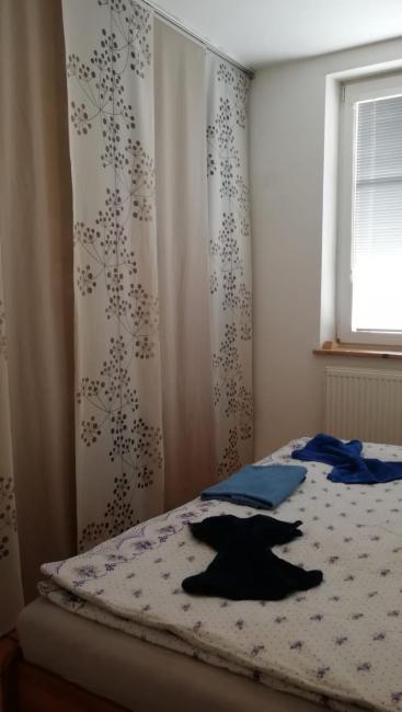 EN Homestay with private top floor, 3 bedrooms, bathroom, kitchenette, host stays downstairs with a cat and small dog --- CZ Soukromé horní patro, 3 ložnice, koupelna, vařič, balkon - Přízemí sdílené s hostitelem, kočkou a malým psem - celý dům po domluvě Images_1