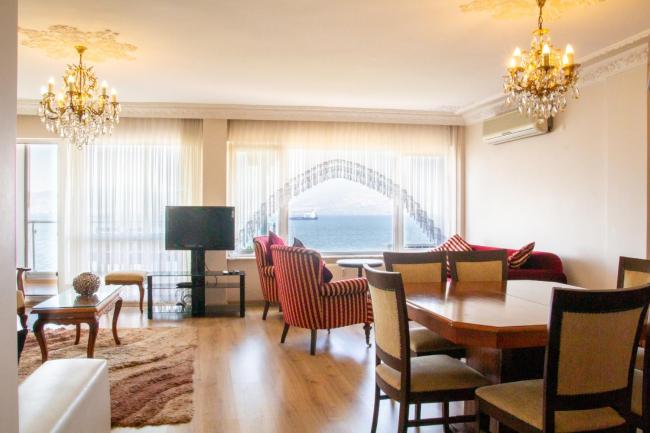 Sea View Flat w Balcony 1 min to Shore and Park Images_2
