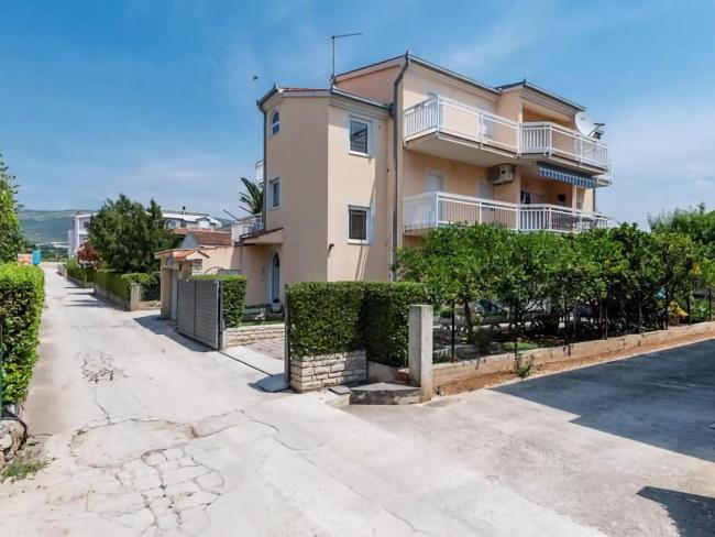 Nice small apartment with a sea view Images