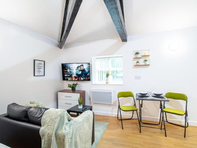 Spacious Studio with Parking - 10 Mins to Leeds Centre Images_2