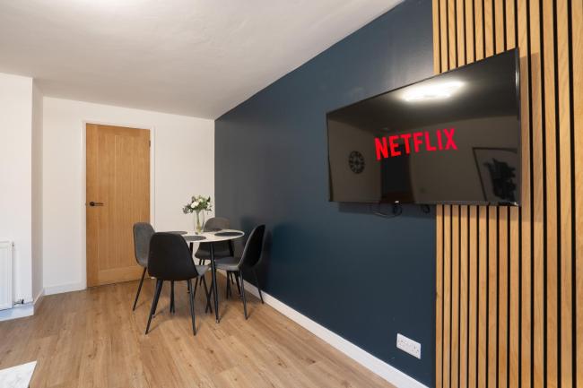 Modern 2BED Apartment-Free Parking Images_1