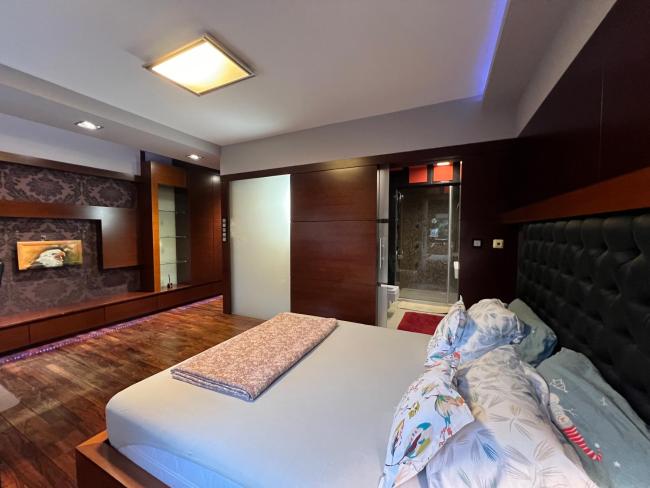 Entire Lux Flat Next to Metro Images_5